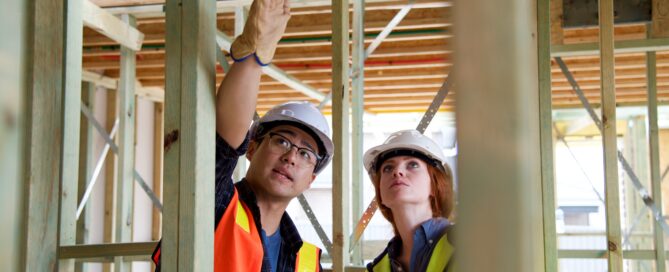 construction-worker-training-apprentice